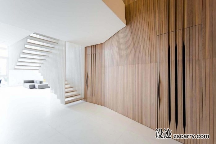 penthouse-defined-cladded-wooden-skin-floating-structure-suspended-ceiling-vertical-steel-profiles-01-696x465.jpg 局部参考,硬装元素,壁橱矮柜,