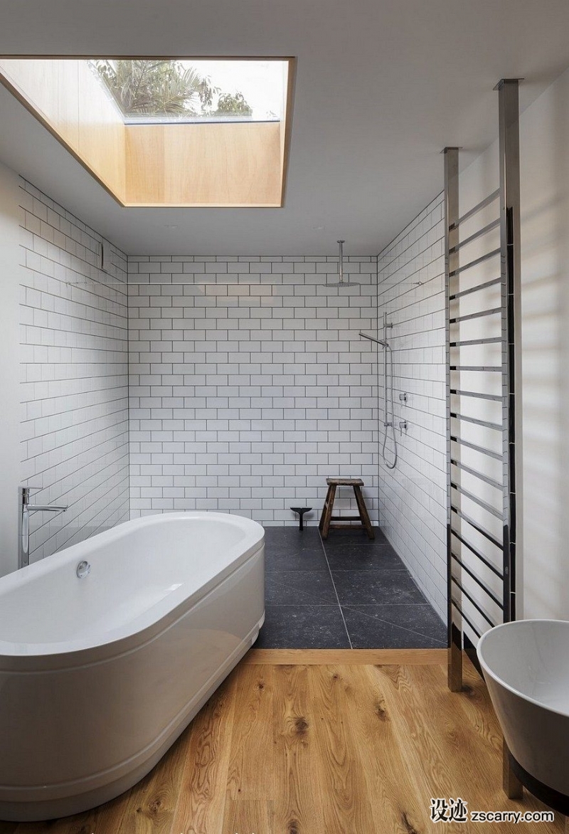 Double-Height-Living-Spaces-Add-Drama-to-This-Industrial-Style-House-4-880x1289.jpg 局部参考,天花,天窗,