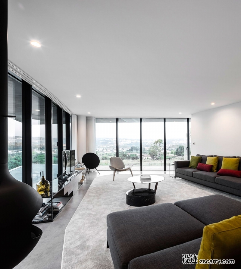 f16_casa_cabo_de_vila_bitaraes_portugal_spaceworkers_photo_fernando_guerra_yatzer.jpg 软装参考,客厅搭配,现代气氛,