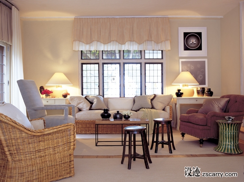 11-I+moved+the+wicker+furniture+into+the+living+room+of+this+formidable+Tudor+house+to+lighten+it+up,+and+break+down+its+formality.+.jpg 软装参考,客厅搭配,简欧气氛,