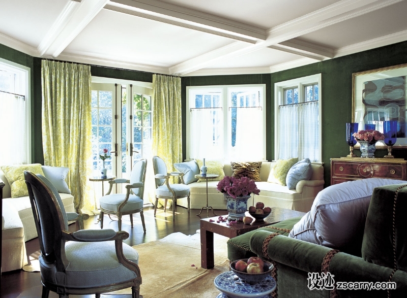 05-A+brilliant+array+of+emerald+green,+ivory,+white+and+crisp+cobalt+seamlessly+connects+this+house+with+the+gardens+that+surround+it.+.jpg 软装参考,客厅搭配,传统气氛,