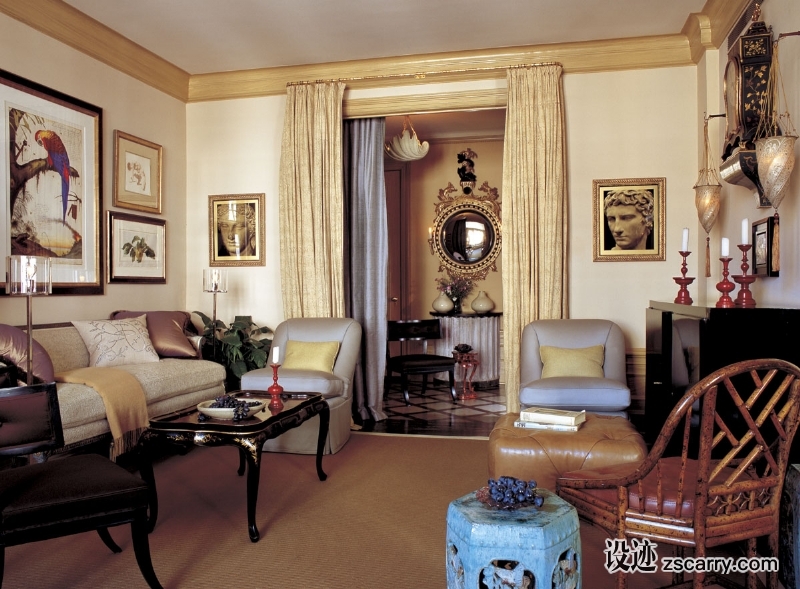 07-This+living+room+is+aglow+with+shades+of+amber+and+sepia.+It+has+a+cinematic+elegance.+.jpg 软装参考,客厅搭配,传统气氛,