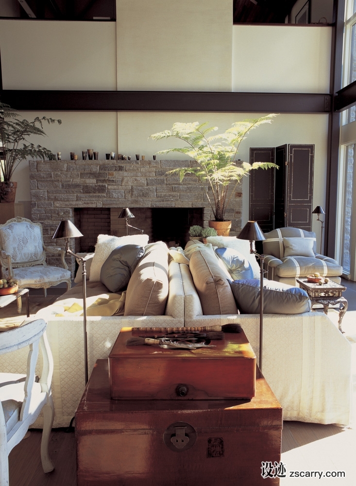 02-The+back+to+back+sofas+in+this+grand+country+house+are+rotated+to+face+the+pool+in+the+summer+and+the+fireplace+in+the+winter.+.jpg 软装参考,客厅搭配,乡村气氛,
