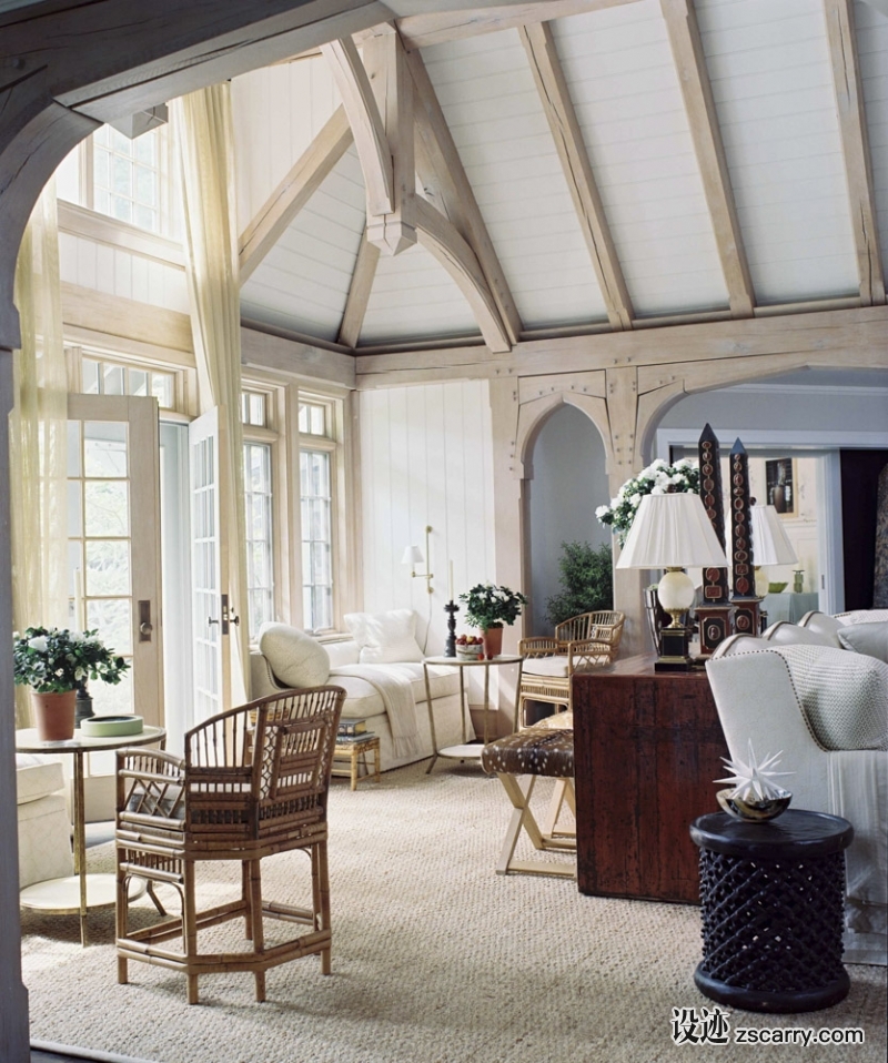 07-This+Tudor+Revival+room+has+a+modern+clarity+and+openness.+We+whitewashed+the+beams+and+painted+the+ceiling.+.jpg 软装参考,客厅搭配,乡村气氛,