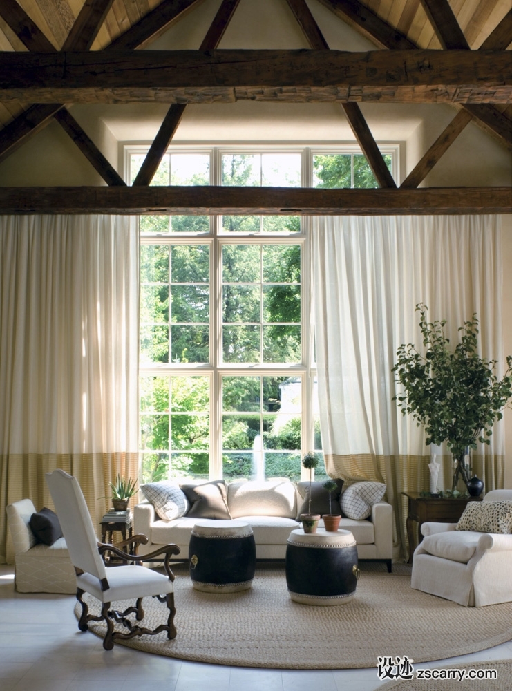 13-The+focus+of+this+colossal+room+is+an+intimate+furniture+grouping+that+neutralizes+its+majestic+proportions.+.jpg 软装参考,客厅搭配,乡村气氛,