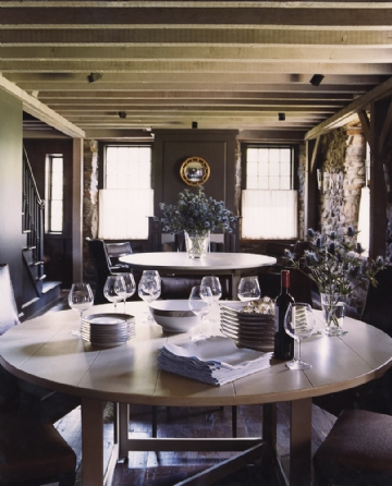 乡村气氛 11-This+dining+room+in+Kent,+Connecticut+is+simultaneously+rustic+and+sophisticated.+.jpg