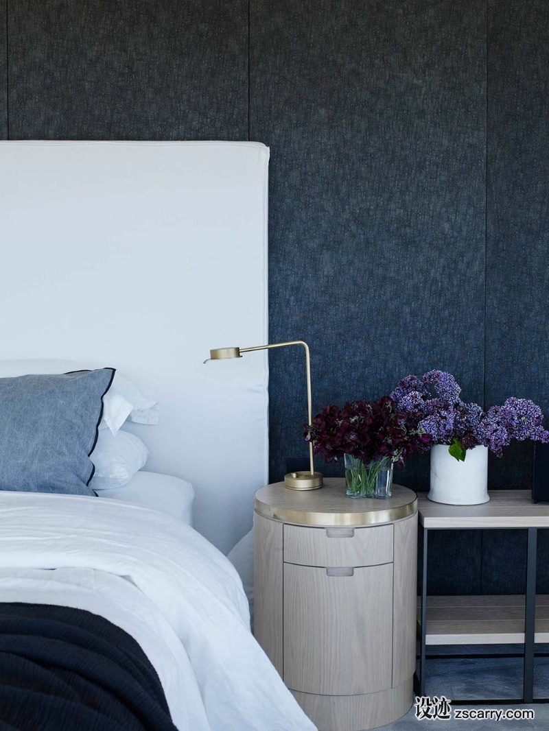 coastal-home-round-bedside-table.jpg 软装参考,卧室搭配,现代气氛,