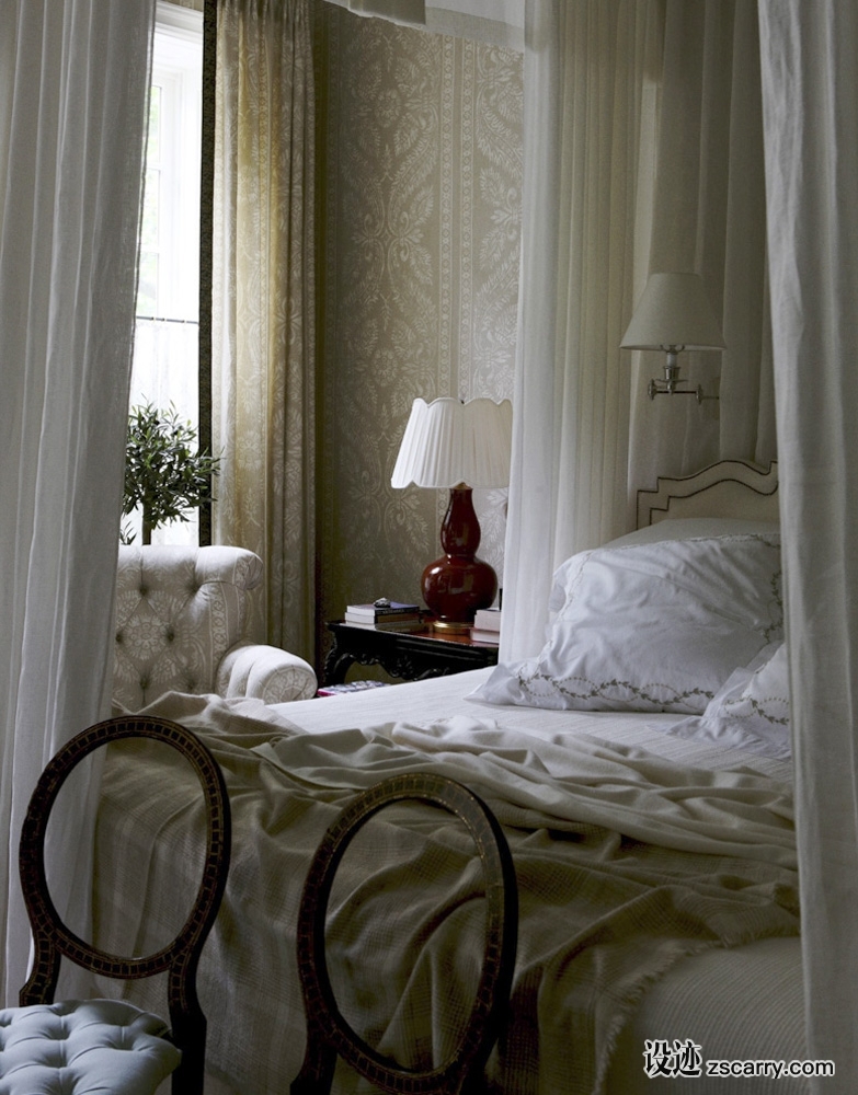 06-Nuanced+bedrooms+whisper+in+ways+that+more+public+rooms+cannot.+.jpg 软装参考,卧室搭配,传统气氛,