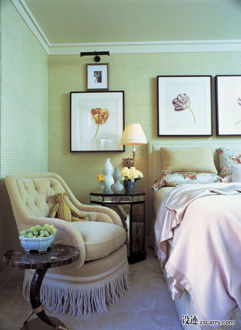 11-An+intimate+guest+room+in+New+York+provides+comfort,+atmosphere,+and+personality+with+thoughtful+details.+.jpg 软装参考,卧室搭配,传统气氛,