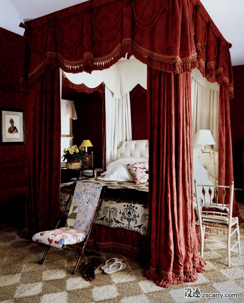 13-The+grand+gesture+of+this+claret+colored+canopy+bed+is+beautifully+tempered+by+the+addition+of+simple+straw+matting.+.jpg 软装参考,卧室搭配,华盖床,