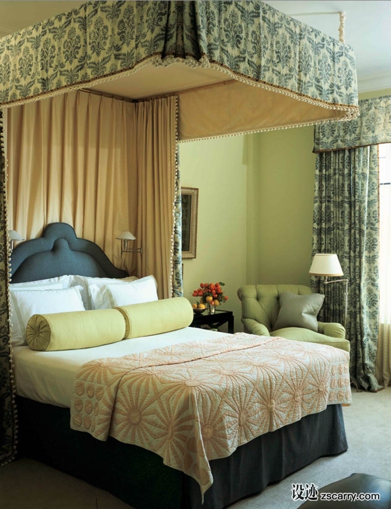 15-Citron+green+walls+help+us+focus+our+attention+on+the+blue+and+white+printed+damask+on+the+canopy+bed.+.jpg 软装参考,卧室搭配,华盖床,