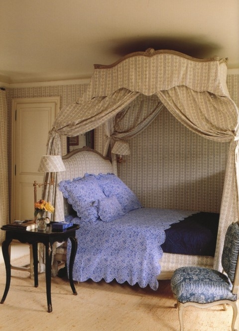 15-Givenchy-Summer-Home-Paris-This-Is-Glamorous.jpg 软装参考,卧室搭配,华盖床,