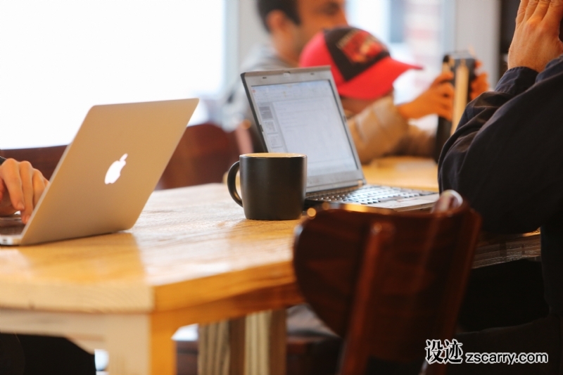 macbook-mobile-working-table-cafe-coffee-people-technology-social-cup-internet-community-hat-business-mug-blogging-conversation-chairs-connection-network-blog-online-businessmen-computers-laptops-networking-n.jpg 方案配图,空间氛围,商务,