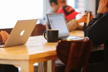 商务 macbook-mobile-working-table-cafe-coffee-people-technology-social-cup-internet-community-hat-business-mug-blogging-conversation-chairs-connection-network-blog-online-businessmen-computers-laptops-networking-n.jpg