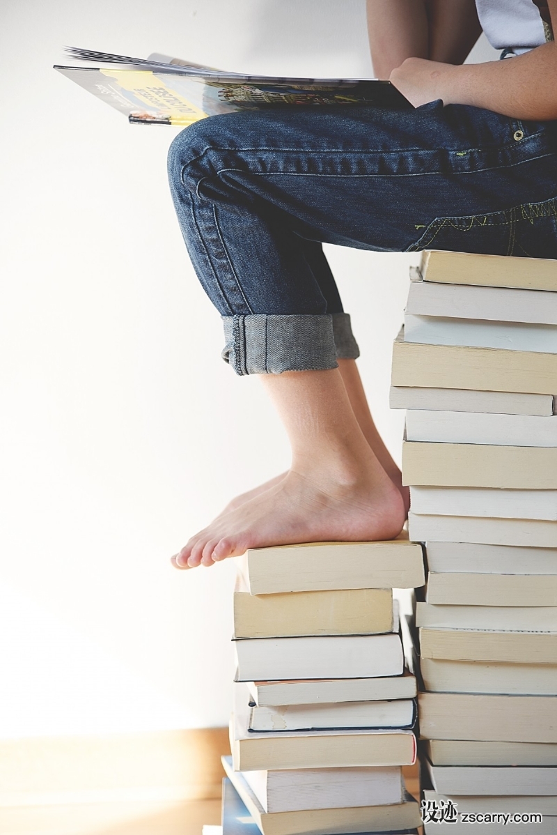 books_book_piile_sitting_reading_feet-4042.jpg 方案配图,客户爱好,阅读,