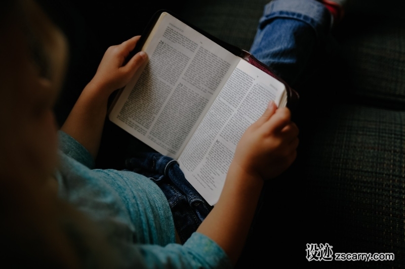reading_child_girl_holding_hand-83250.jpg 方案配图,客户爱好,阅读,