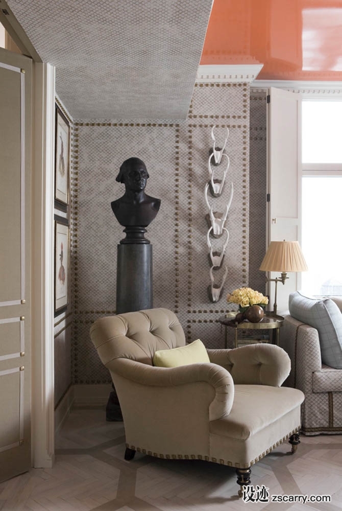 16-The+success+of+this+room+is+fully+dependent+on+the+meticulous+tangerine+lacquered+ceiling.+.jpg 软装参考,局部搭配,休闲角,