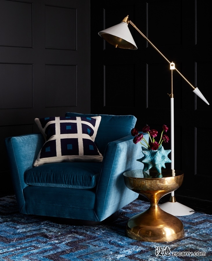 MaisonObjet2018-Jonathan-Adler-Living-room-blue-Sebastian-swivel-armchair-in-teal-blue-Maxime-task-floor-lamp.jpg 软装参考,局部搭配,休闲角,