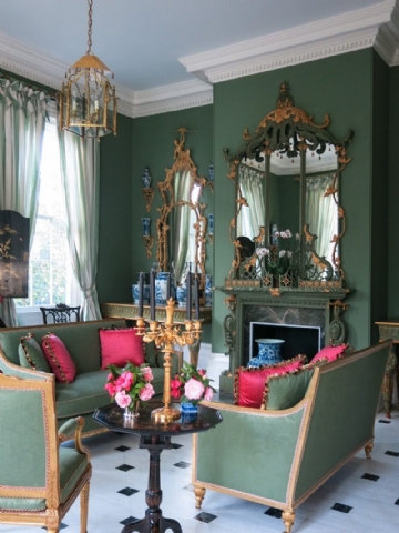 壁炉前 green-interior-design-inspiration-carolyne-roehm-chisholm-house-a.jpg