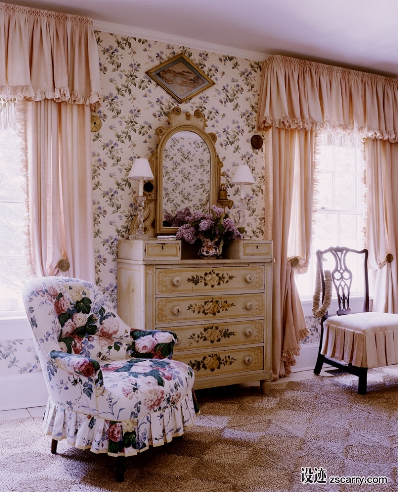 04-Country+house+guest+bedrooms+seem+to+always+benefit+from+romantic+patterns+and+palettes.+.jpg 软装参考,局部搭配,靠墙,
