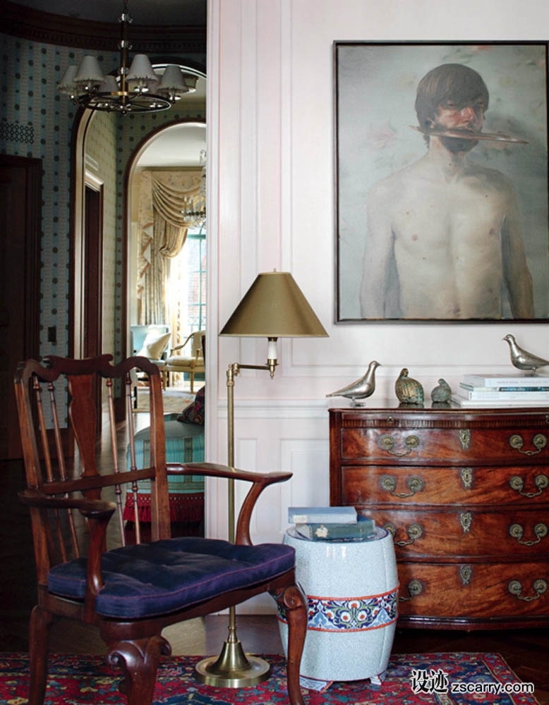 16-Masterpieces+of+modern+art+combined+with+traditional+furniture+give+this+parlor+an+energetic+modernity.+.jpg 软装参考,局部搭配,靠墙,