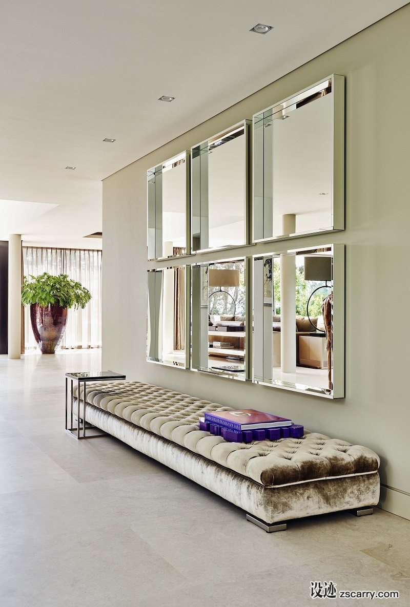 erickuster-lakeside-villa-passageway.jpg 软装参考,局部搭配,靠墙,
