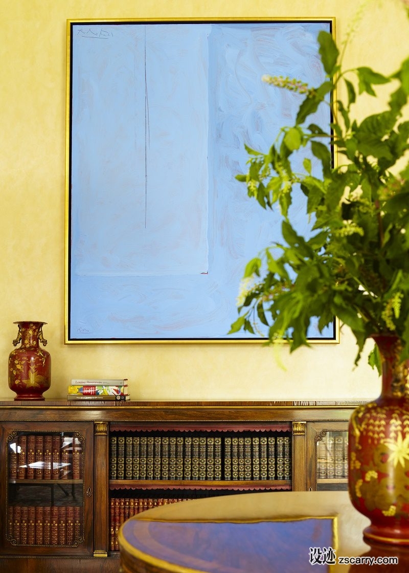 georgian-traditional-living-room-blue-contemporary-painting.jpg 软装参考,局部搭配,靠墙,