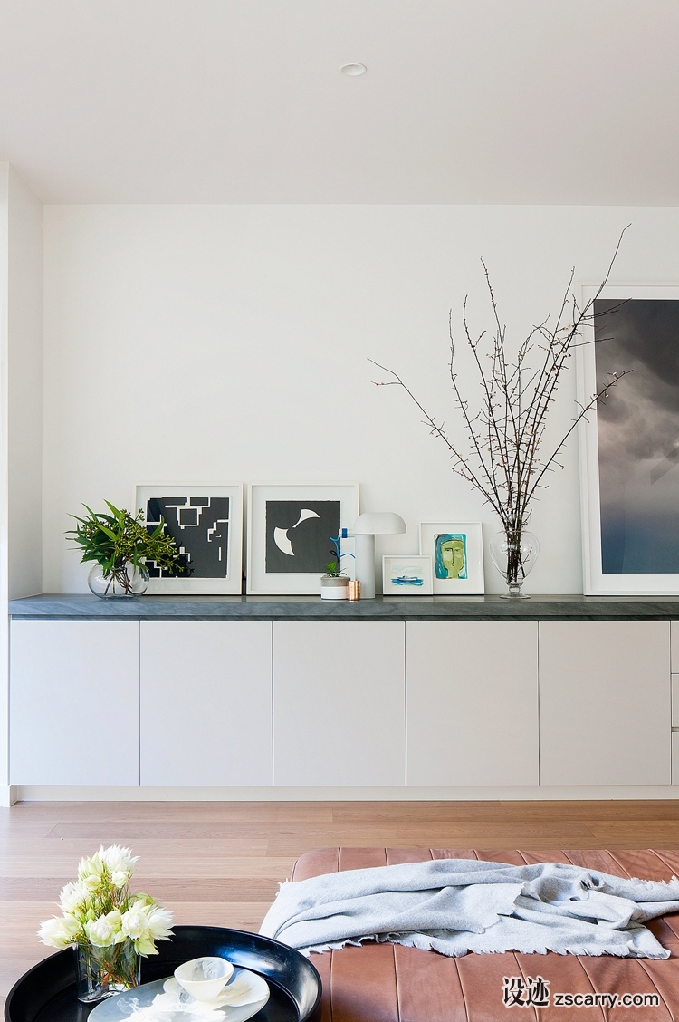 courtyard-house-by-robson-rak-architects-melbourne-photo-by-Shannon-McGrath-7.jpg 软装参考,饰品陈列,长桌摆设,