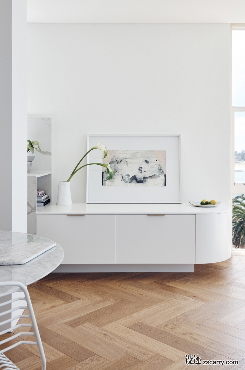 each-Side-Apartment-Amber-Road-Photo-Jeremiah-Wolf-Yellowtrace-06.jpg 软装参考,饰品陈列,长桌摆设,