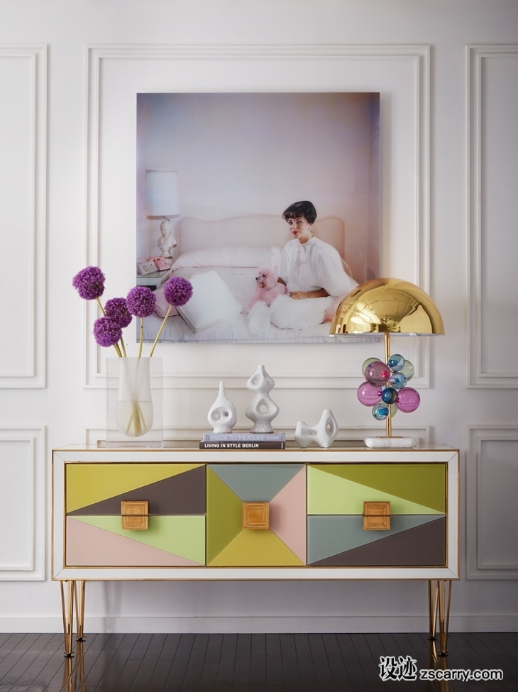 MaisonObjet2018Jonathan-Adler-Living-room-pastel-Harlequin-credenza-Ronchamp-vases-Globo-table-lamp-Slim-Aarons-art-lifestyle-Portrait.jpg 软装参考,饰品陈列,长桌摆设,