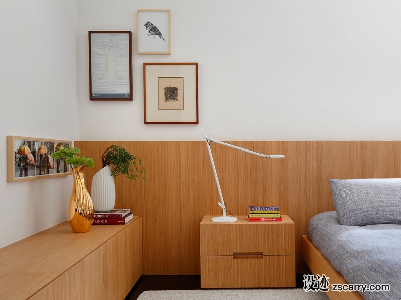 modern-bedroom-wth-wood-details-220317-1106-08.jpg 软装参考,饰品陈列,床头柜摆设,