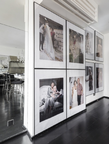 挂画陈列 Alexander-McQueen-penthouse-kitchen-feature-wall.jpg