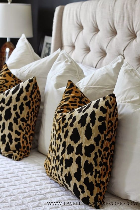 26-At-Home-Styling-with-Animal-Print-This-Is-Glamorous.jpg 软装参考,饰品陈列,靠枕陈列,