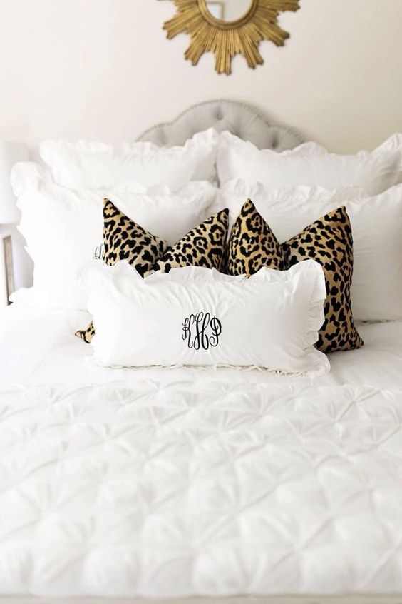 25-At-Home-Styling-with-Animal-Print-This-Is-Glamorous.jpg 软装参考,饰品陈列,靠枕陈列,