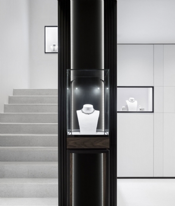 局部气氛 David+Thulstrup+designs+symmetrical+space+for+Georg+Jensen+boutique (4).jpg