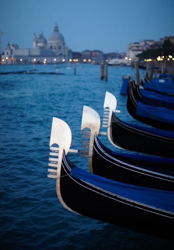 43e8484c35f079cc0e09c8641322c8e6.jpg 方案配图,色彩意境,蓝色,