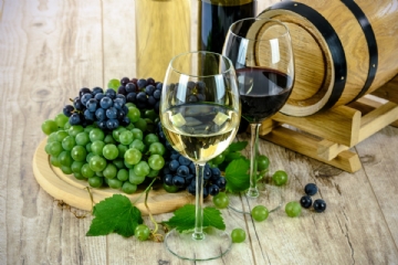 红酒 two_types_of_wine_white_wine_glass_grapes_bottle_the_drink_drinks-398923.jpg