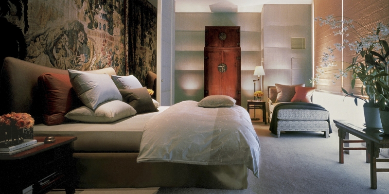 09-The+upholstered+walls+of+this+urban+bedroom+cocoon+the+owners+and+add+comfort+in+winter.+.jpg 家装参考,卧室,现代风格,