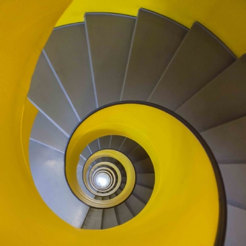 旋转造型 Spiral_staircase_in_a_car_park_in_Geneva_Switzerland_-_lerichti.jpg