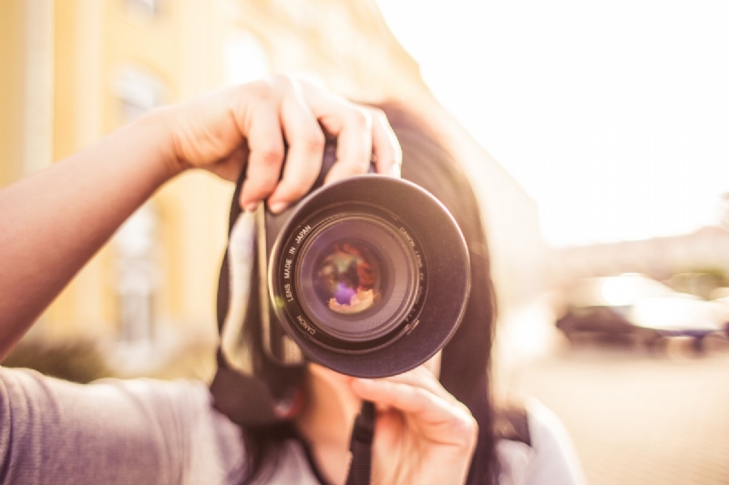adult_blur_camera_close_up_equipment_focus_girl_hand-1169571.jpg 方案配图,客户爱好,摄影,