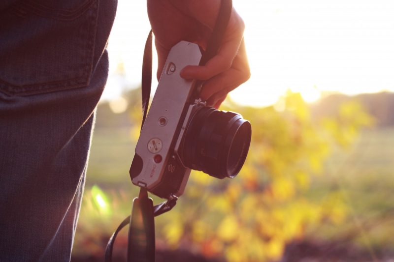 camera_holding_person_photography_photographer_digital_nature-677392.jpg 方案配图,客户爱好,摄影,