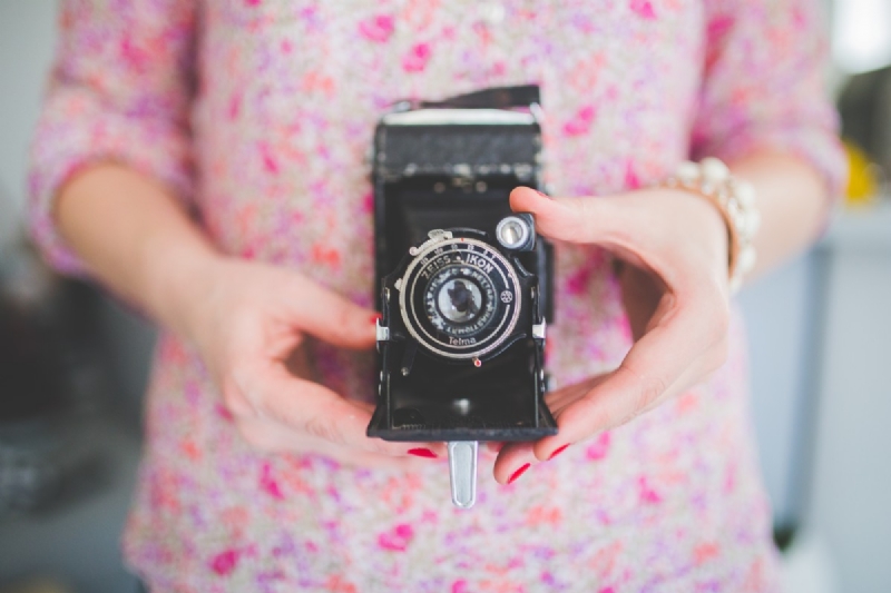 camera_old_vintage_photography_woman_girl_hands_taking_photos-722557.jpg 方案配图,客户爱好,摄影,