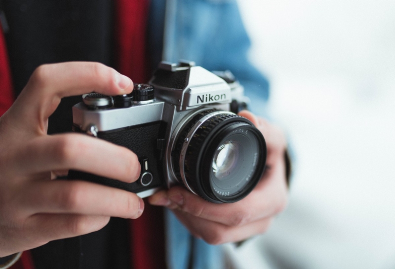 camera_person_film_camera_photographer_nikon-1243323.jpg 方案配图,客户爱好,摄影,