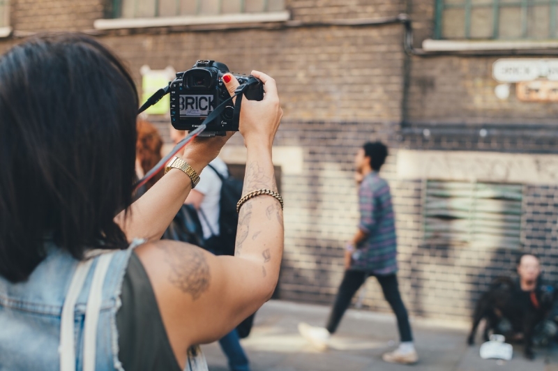 camera_person_photographer_hand_tattoo-65901.jpg 方案配图,客户爱好,摄影,