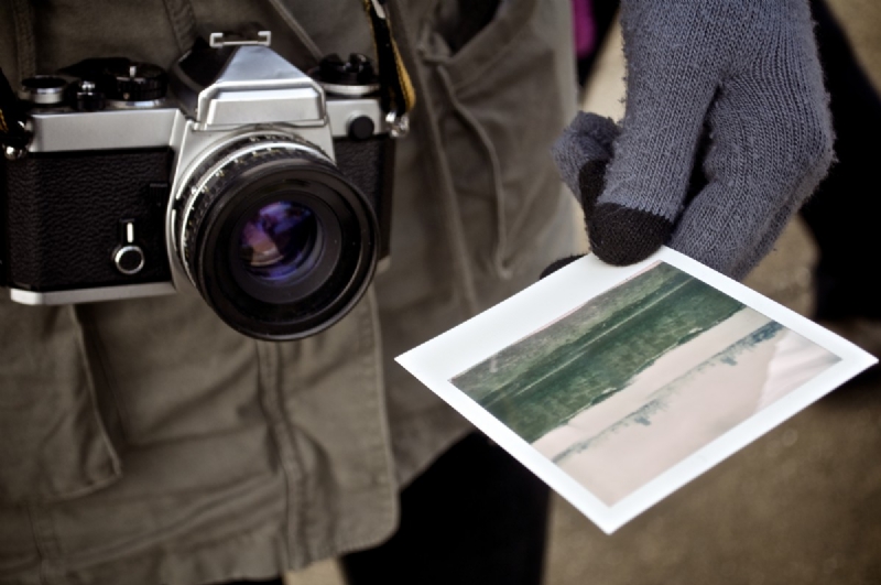 camera_photographer_hand_polaroid_jacket-108112.jpg 方案配图,客户爱好,摄影,