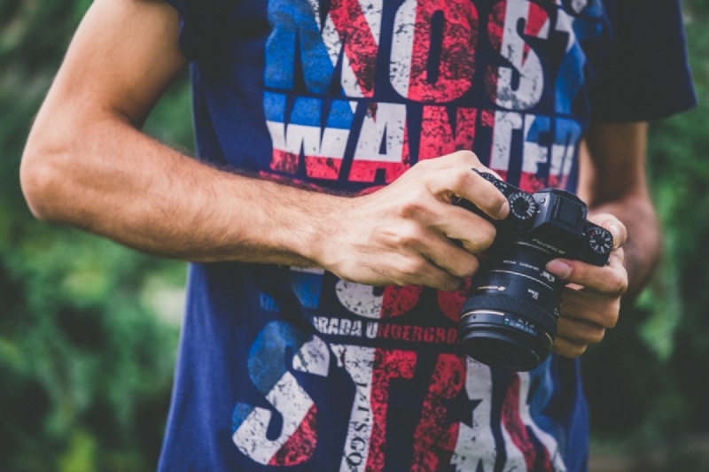 person_camera_photographer_arm_man-50873.jpg 方案配图,客户爱好,摄影,