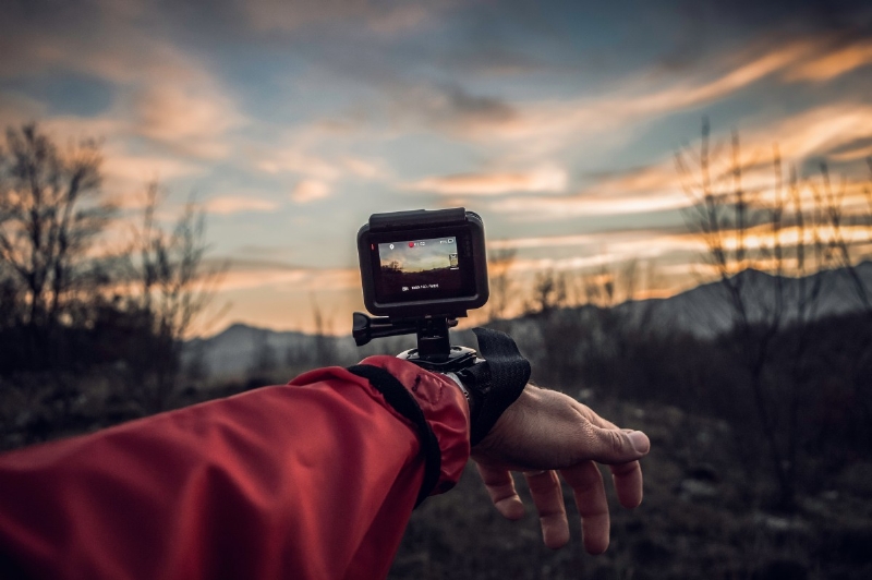 person_camera_photographer_equipment_gopro-1329685.jpg 方案配图,客户爱好,摄影,