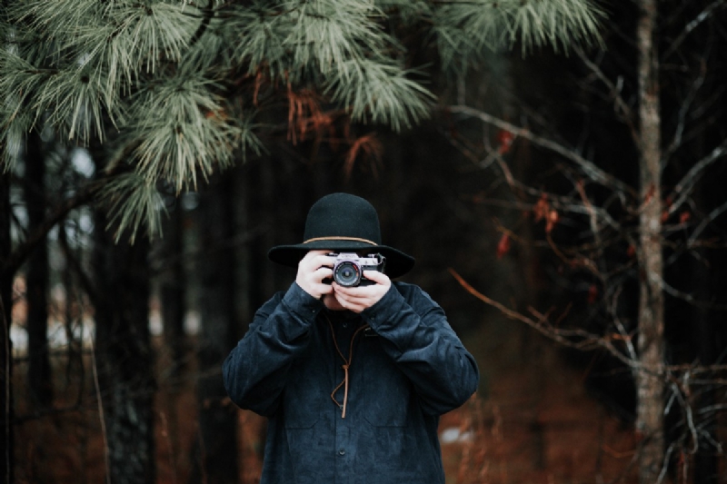 person_photographer_camera_holding_hold-1391861.jpg 方案配图,客户爱好,摄影,