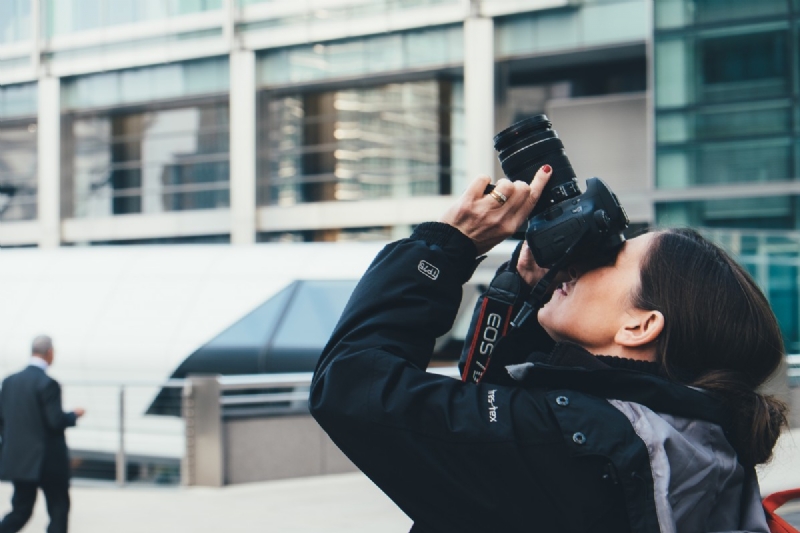 photographer_camera_woman_photography_hand-178884.jpg 方案配图,客户爱好,摄影,