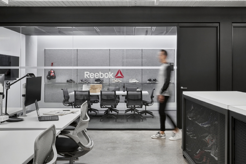 Reebok_(c)_Garrett_Rowland_Courtesy_of_Gensler_01.jpg 工装参考,办公空间,办公隔间,